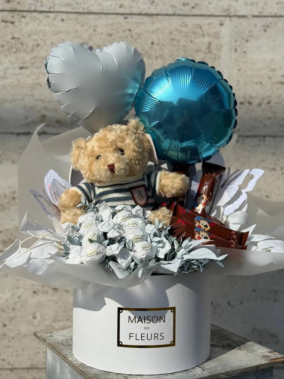 Premium Sweet Gift in White Packaging | ծաղիկներ, ծաղկեպսակներ, բույսեր Երևան