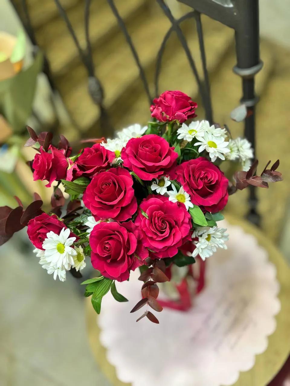 Red roses and chrysanthemums | ծաղիկների առաքում Երևանում