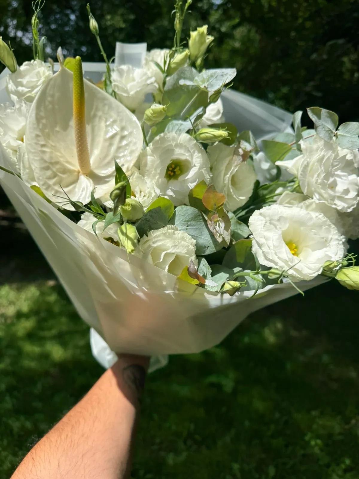 Lisianthus and anthurium | ծաղիկների առաքում Երևանում