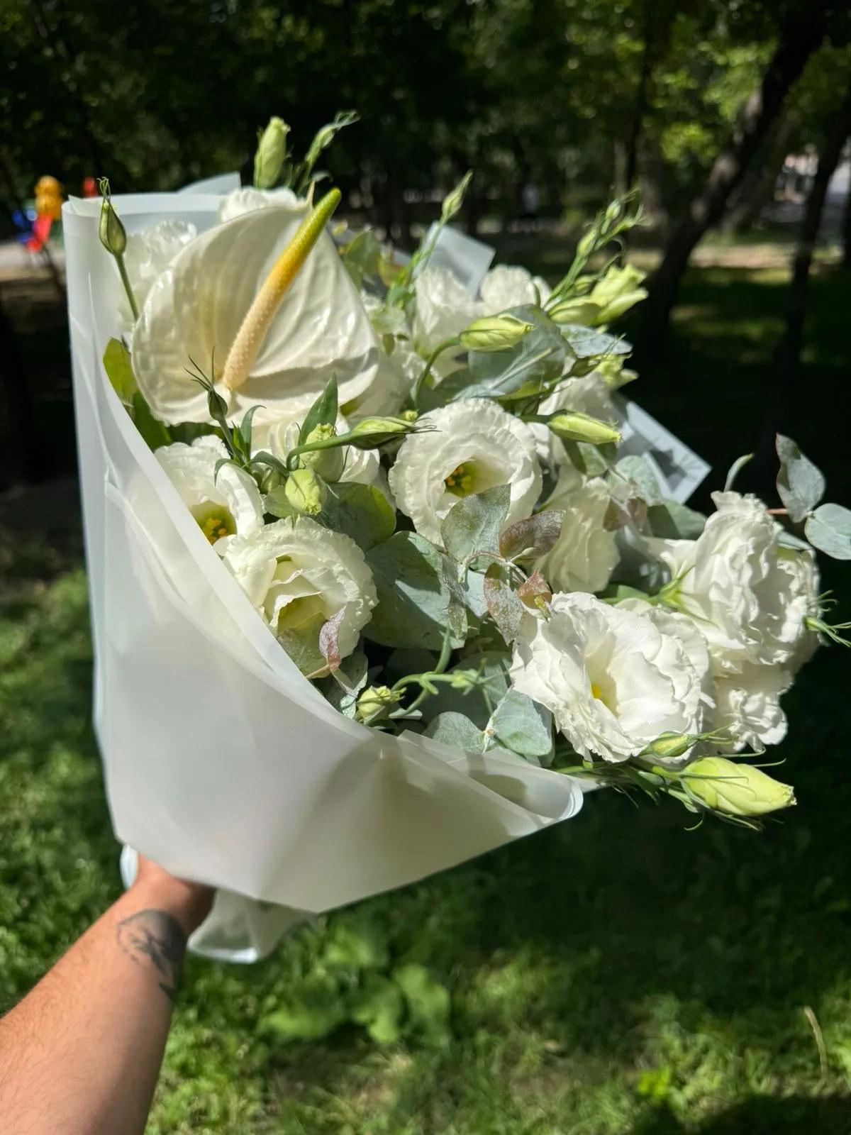 Lisianthus and anthurium | ծաղիկների առաքում Երևանում