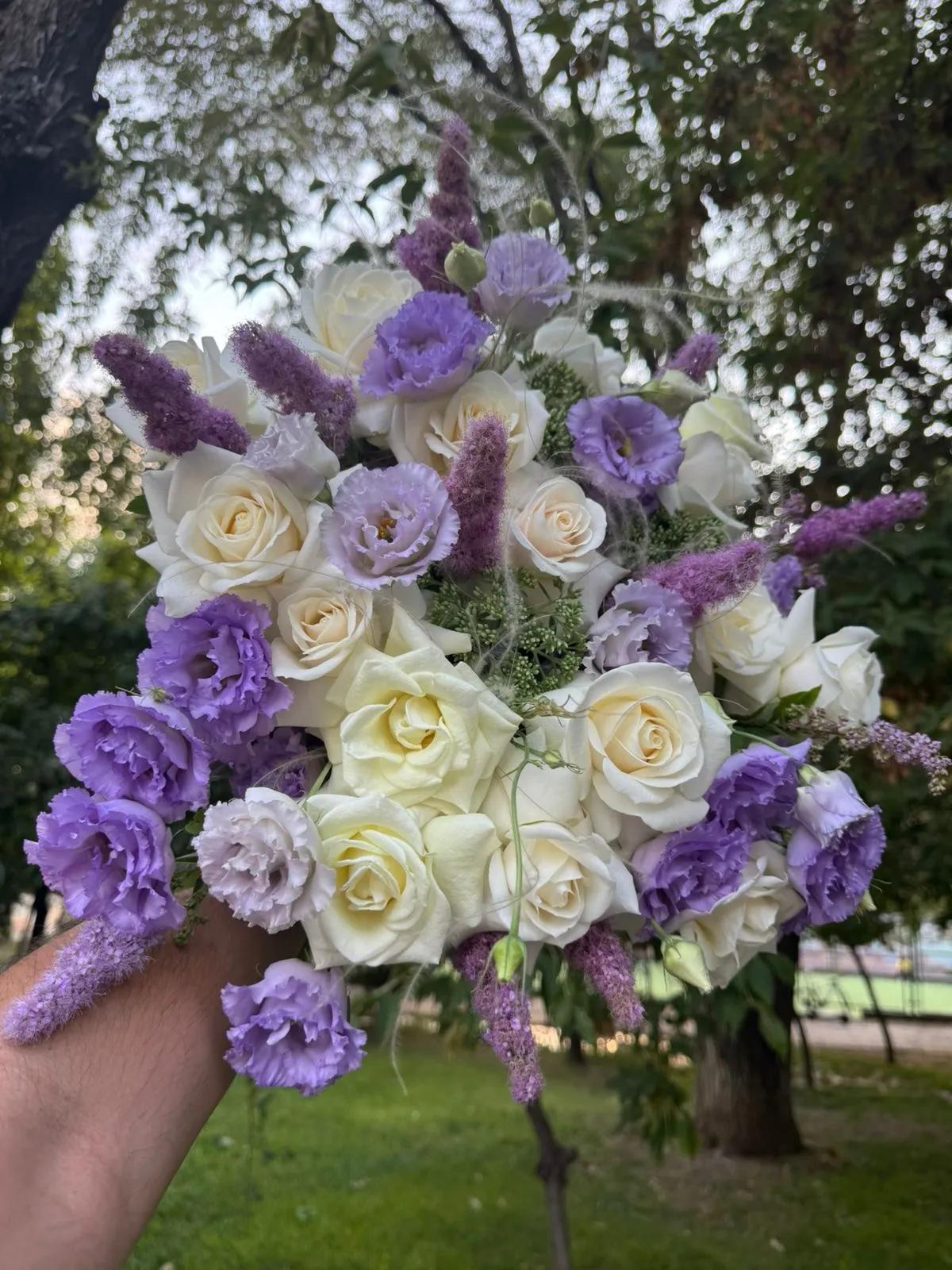 Roses and lisianthus | ծաղիկների առաքում Երևանում