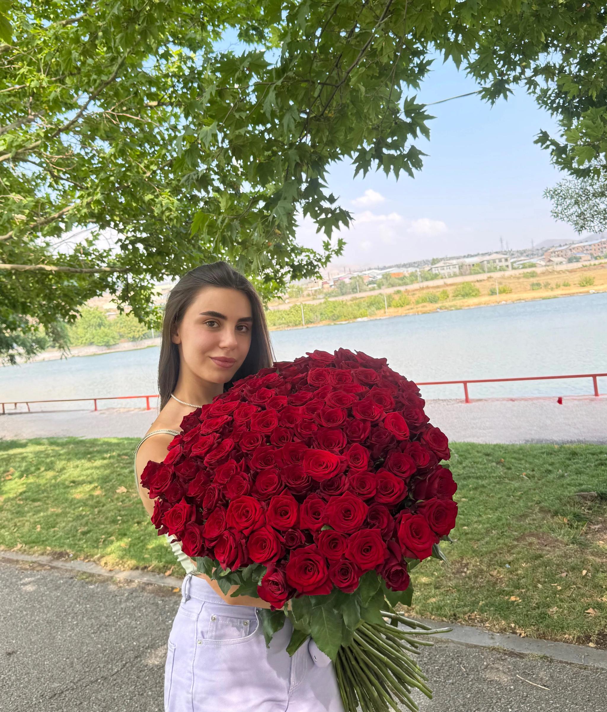 Շքեղ վարդերի փունջ | ծաղիկներ, ծաղկեպսակներ, բույսեր Երևան