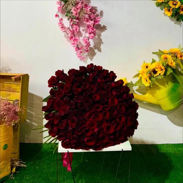 A gorgeous bouquet of Bordeaux roses | ծաղիկների առաքում Երևանում