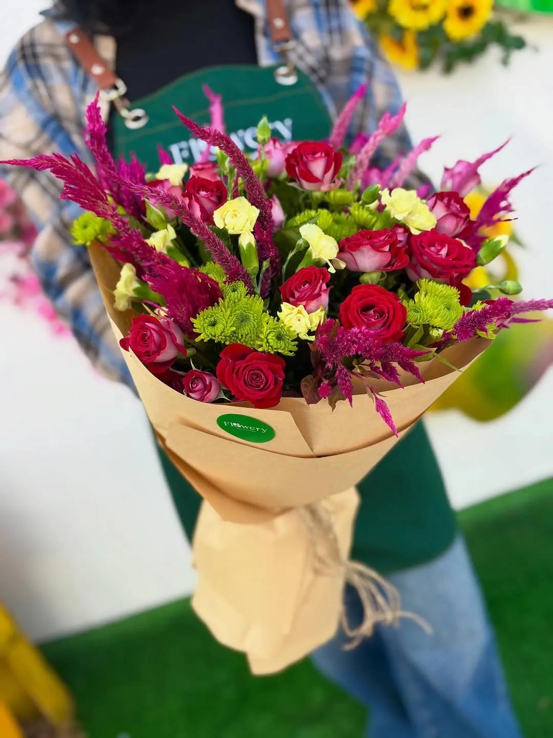 A bouquet of red roses and green chrysanthemums | ծաղիկների առաքում Երևանում
