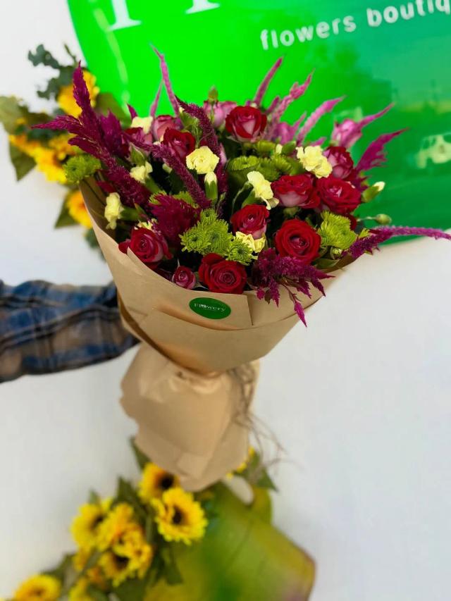 A bouquet of red roses and green chrysanthemums | ծաղիկների առաքում Երևանում