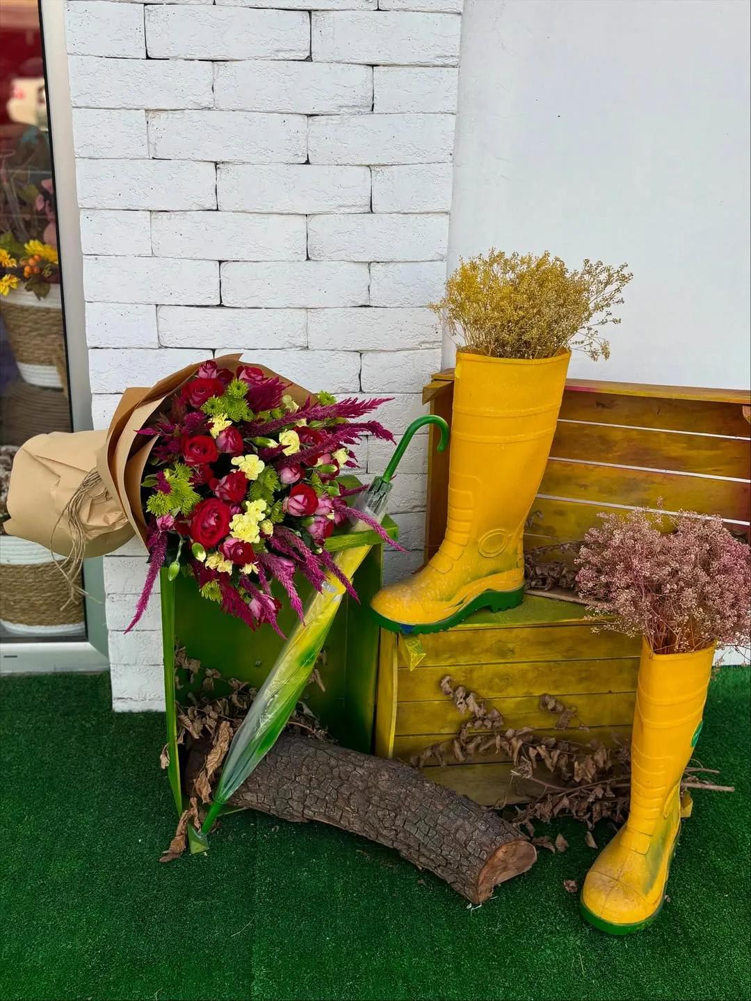 A bouquet of red roses and green chrysanthemums | ծաղիկների առաքում Երևանում