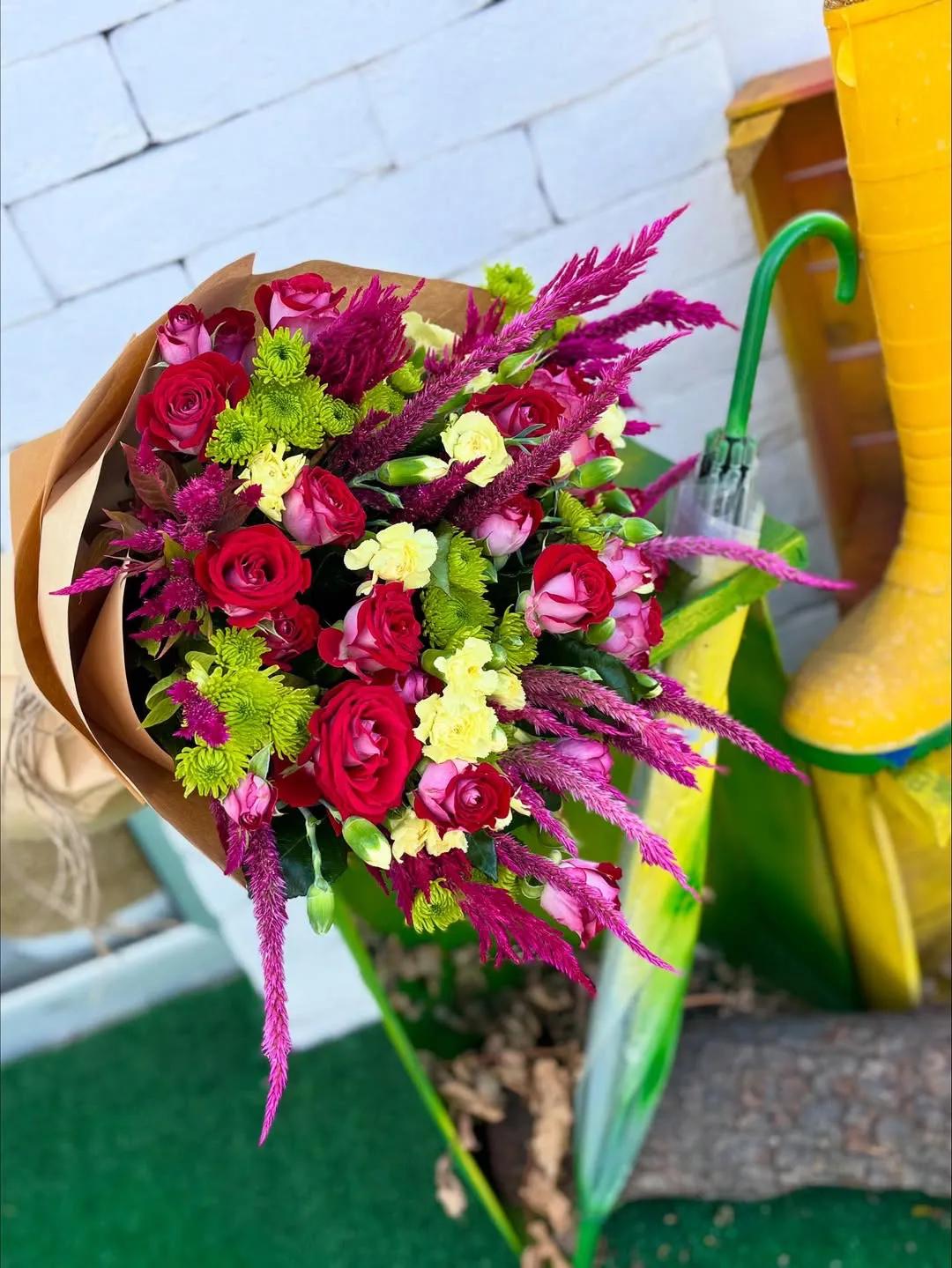 A bouquet of red roses and green chrysanthemums | ծաղիկների առաքում Երևանում