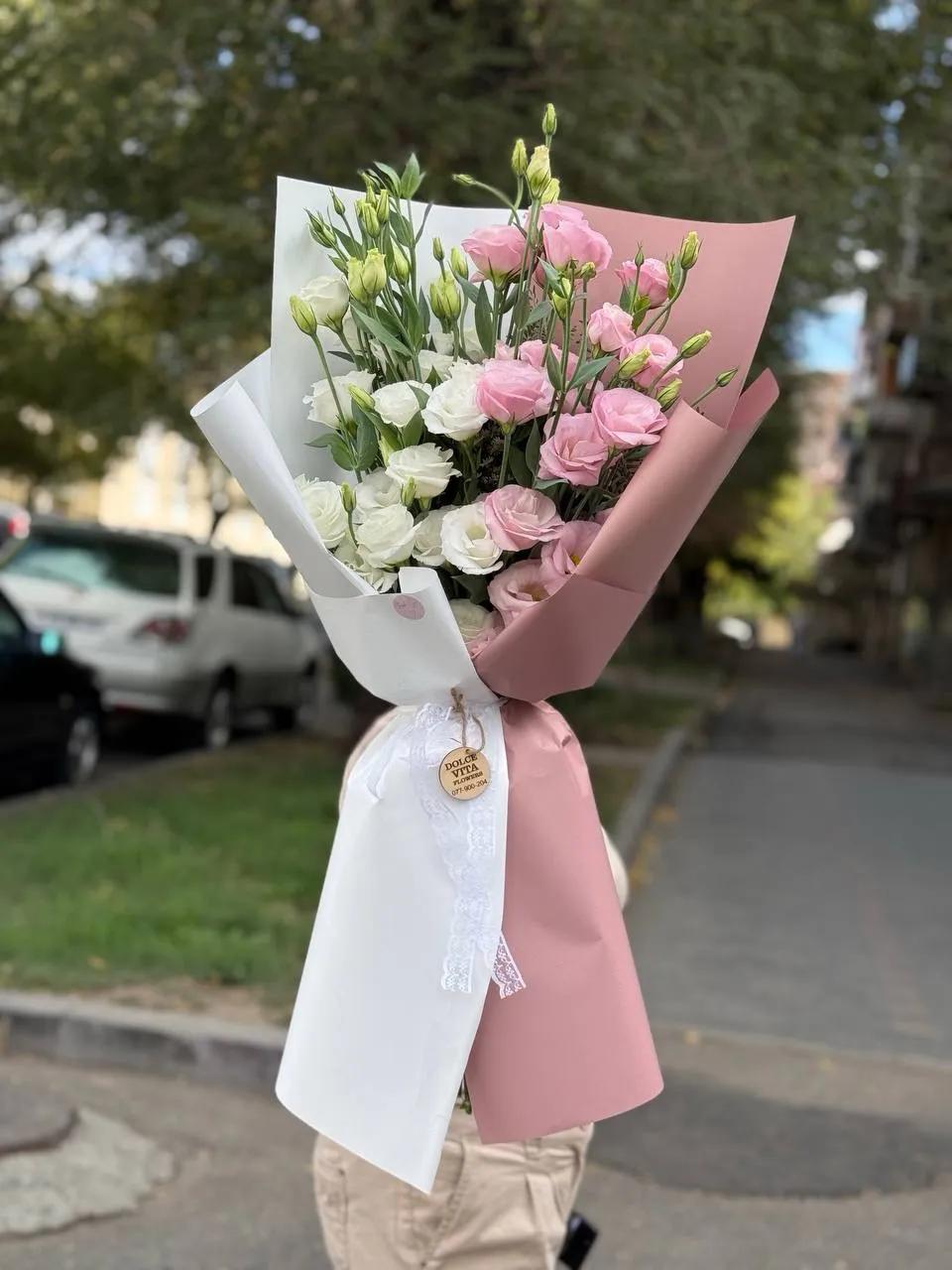 White and pink bouquet | ծաղիկների առաքում Երևանում