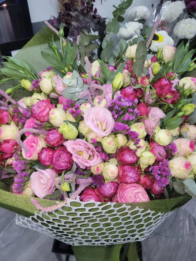 A bunch of lisianthus and bunch roses | ծաղիկների առաքում Երևանում