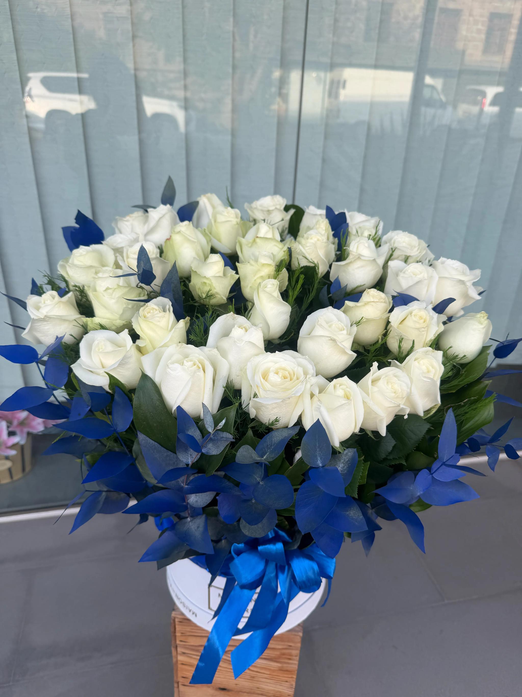 A box full of white roses | ծաղիկներ, ծաղկեպսակներ, բույսեր Երևան A box full of white roses | ծաղիկներ, ծաղկեպսակներ, բույսեր Երևան