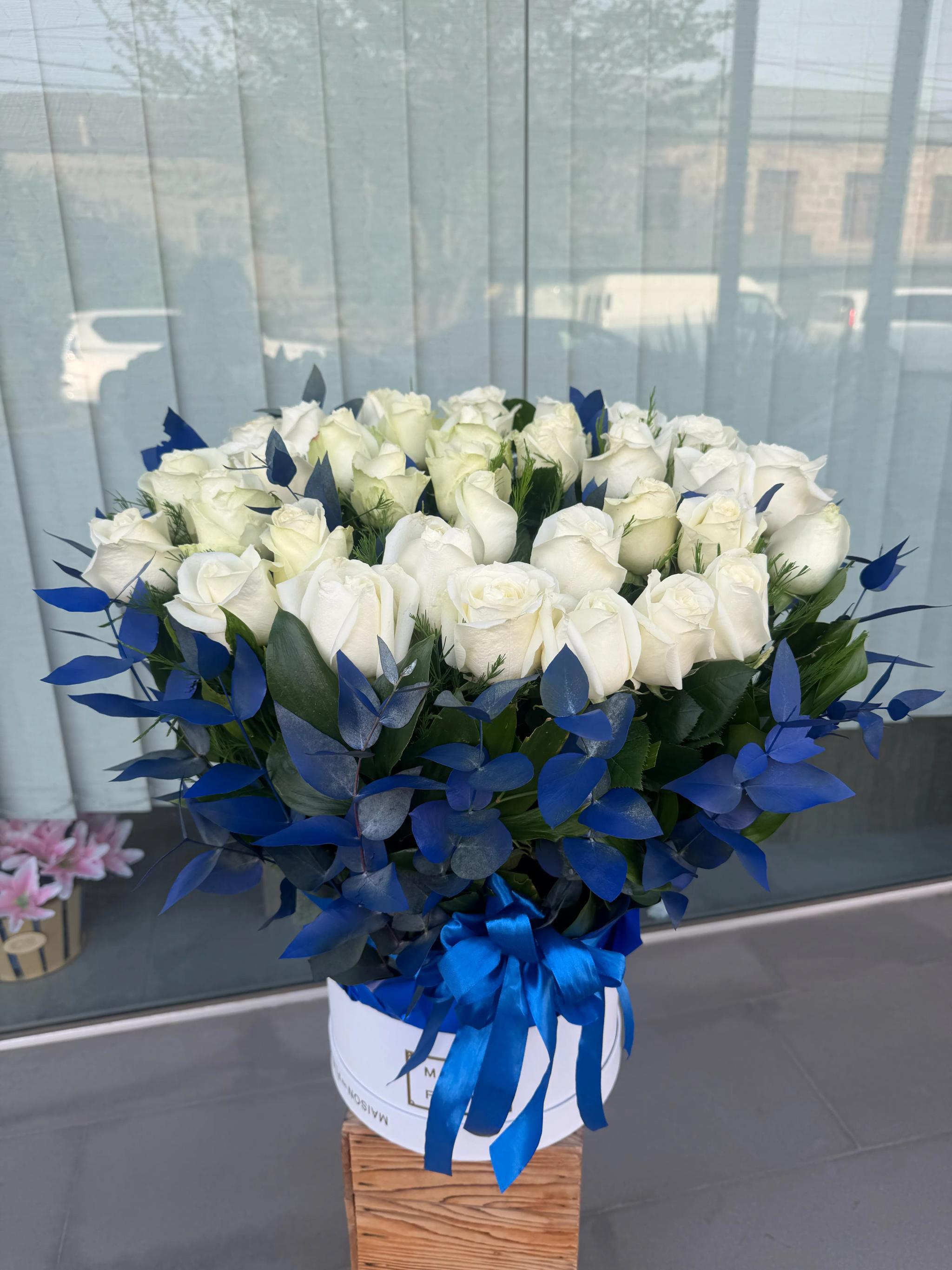 A box full of white roses | ծաղիկներ, ծաղկեպսակներ, բույսեր Երևան A box full of white roses | ծաղիկներ, ծաղկեպսակներ, բույսեր Երևան